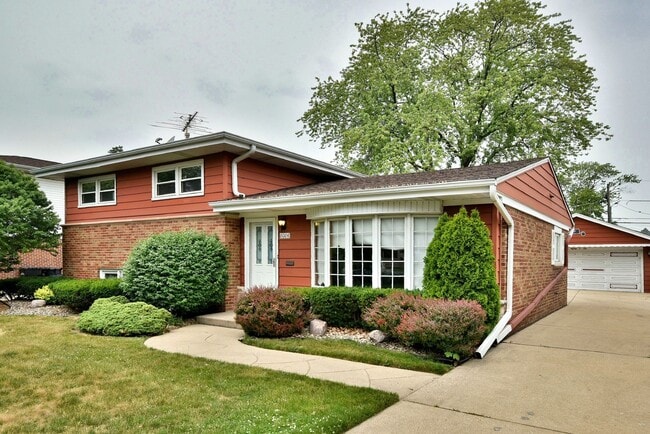 8006 W Courtland Ave in Norridge, IL - Building Photo - Building Photo