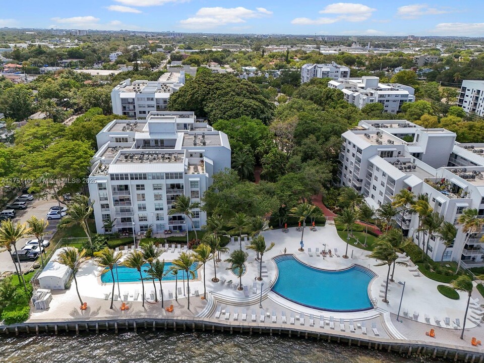 750 NE 64th St in Miami, FL - Building Photo