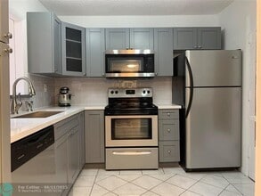 404 NW 68th Ave in Plantation, FL - Building Photo - Building Photo