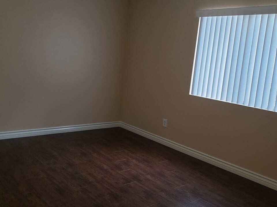 13537 Rainier Ave in Corona, CA - Foto de edificio