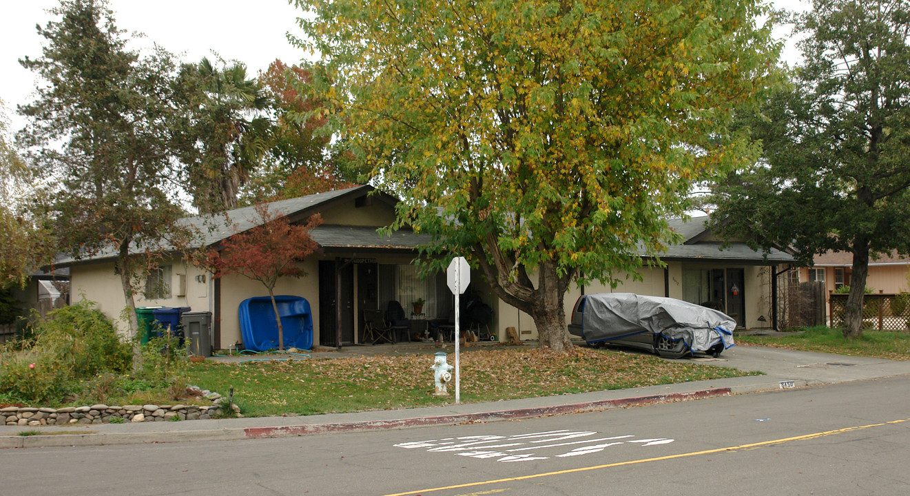 8450 Linden Ct in Cotati, CA - Foto de edificio