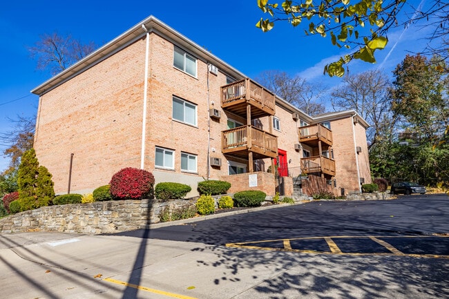 Riverstone Court Apartments - Beechmont Ave