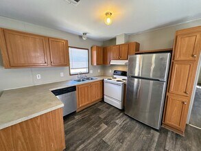 260 Lark Meadow Dr, Unit Unit A in Bridgeport, TX - Building Photo - Building Photo