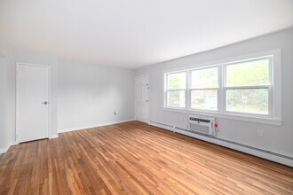 Pinewood Apartments in Lakewood, NJ - Building Photo - Interior Photo