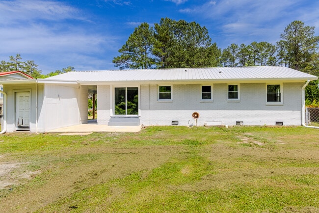 1142 Riverside Cir in Spring Lake, NC - Foto de edificio - Building Photo