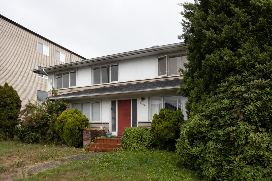 2612 Lonsdale Ave in North Vancouver, BC - Building Photo