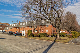 Gateway Condominium in Nutley, NJ - Foto de edificio - Building Photo