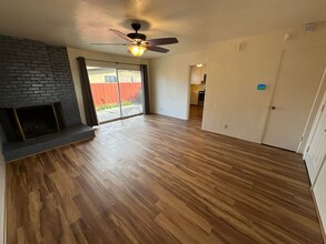 1243 Trinity Ave in Modesto, CA - Foto de edificio - Building Photo