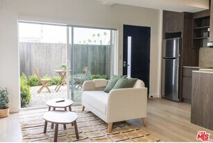 623 Mariposa Ave in Los Angeles, CA - Building Photo