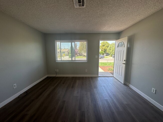 420 S Walnut Ave in Ripon, CA - Foto de edificio - Building Photo