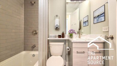 454 W Barry Ave, Unit 104 in Chicago, IL - Foto de edificio - Building Photo