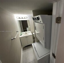 250 NW 107th Ave in Miami, FL - Foto de edificio - Building Photo