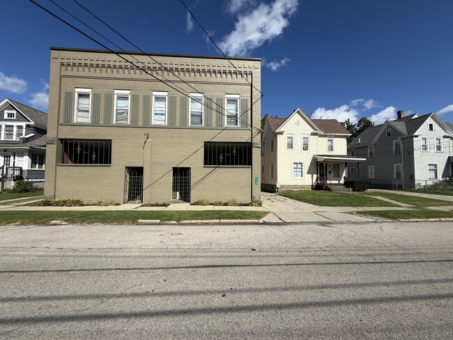 1457 W 8th St