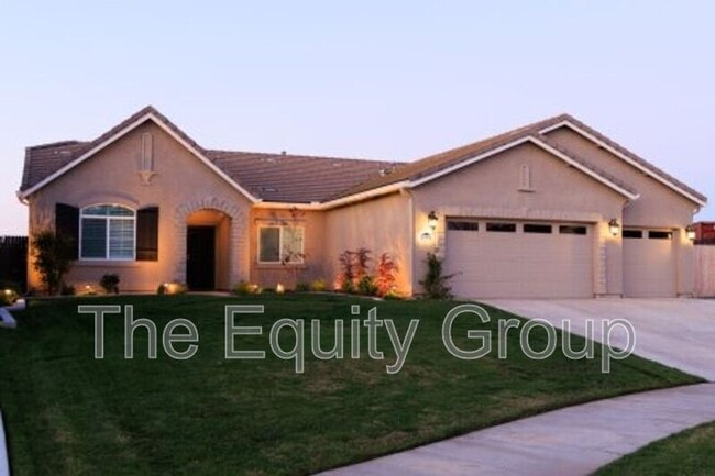 2310 W Tyler Ave in Visalia, CA - Foto de edificio - Building Photo