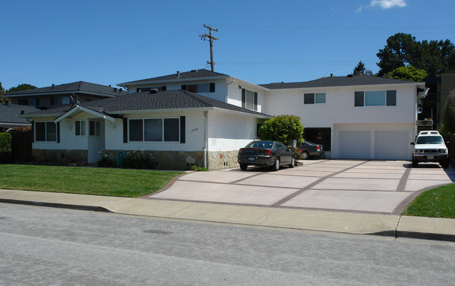 1045 Williams Way in Mountain View, CA - Foto de edificio - Building Photo