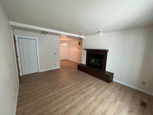 6031 Chevigny St in Anchorage, AK - Building Photo - Building Photo