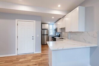 1016 W Ainslie St, Unit 2 in Chicago, IL - Building Photo - Building Photo