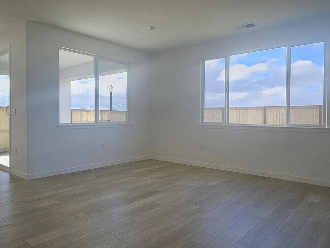 5401 Pacific Yacht Wy in Sacramento, CA - Building Photo - Building Photo