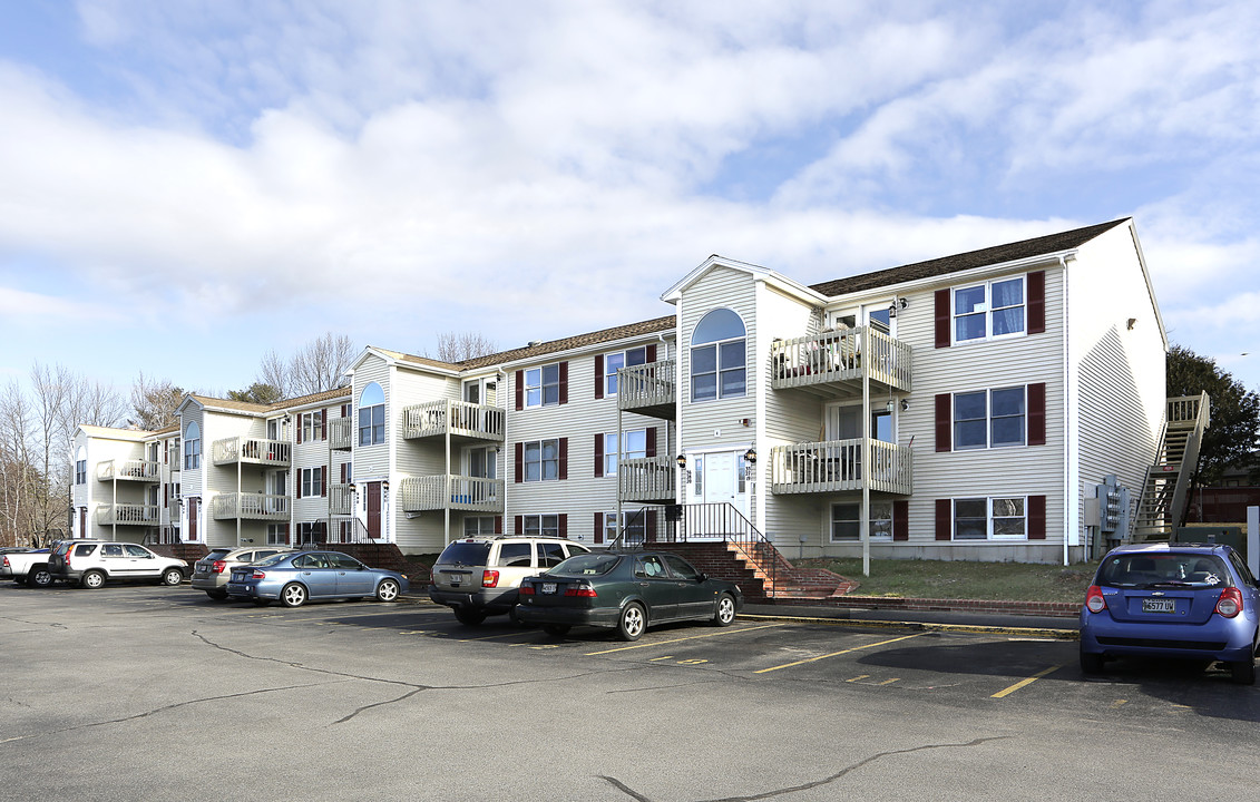 16 Mill St in Springvale, ME - Foto de edificio