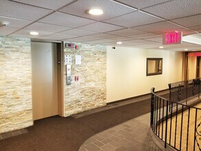 400 Ascot Dr, Unit 2D in Park Ridge, IL - Building Photo - Building Photo