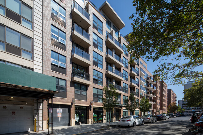 The Rego Modern in Rego Park, NY - Foto de edificio - Building Photo