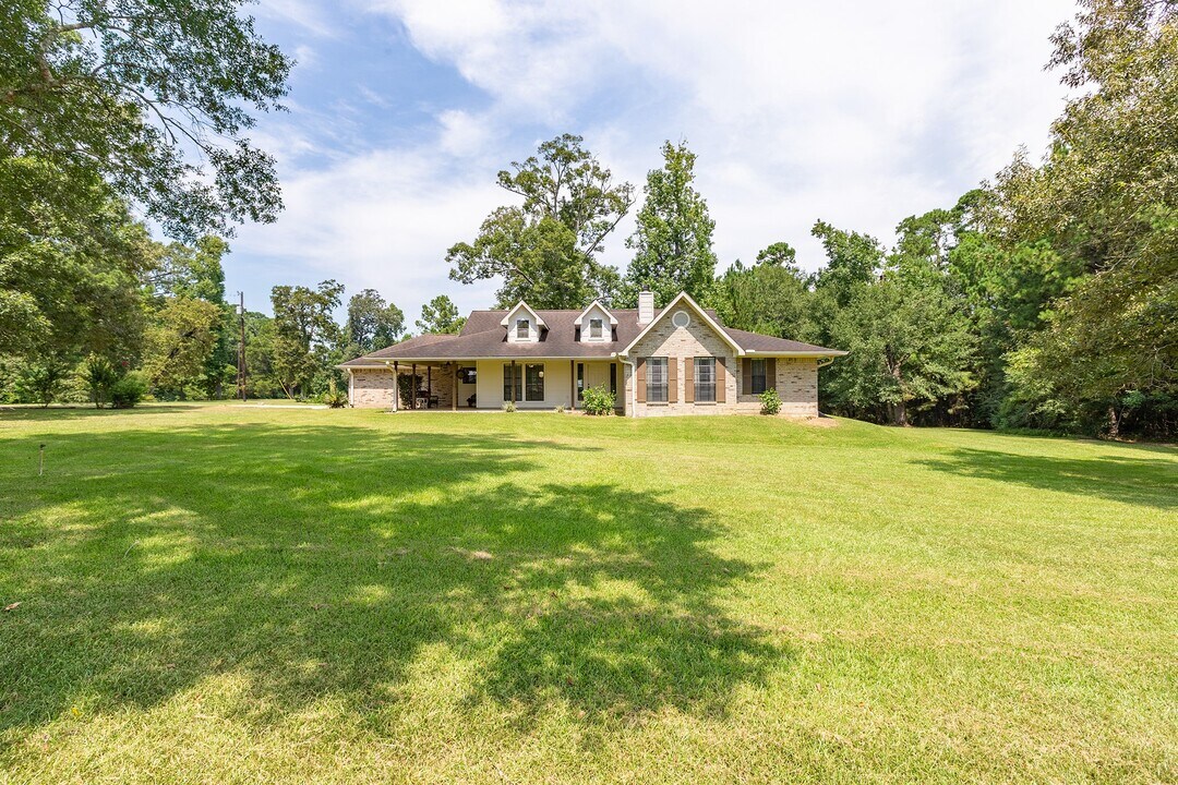 10 Co Rd 2097 in Liberty, TX - Building Photo