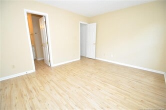 1004 Oak Lake Ct in Raleigh, NC - Building Photo - Building Photo