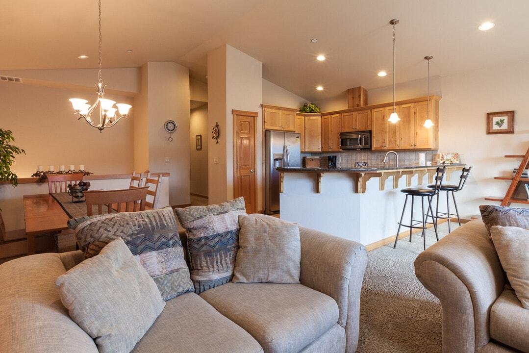 115 Ingram Place in White Salmon, WA - Building Photo