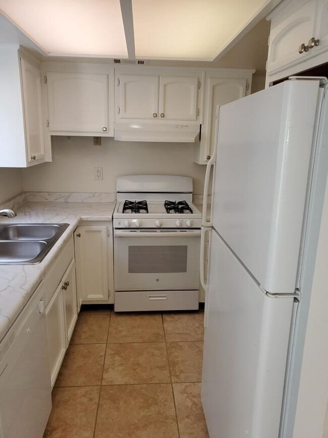 property at 1075 W Devonshire Ave