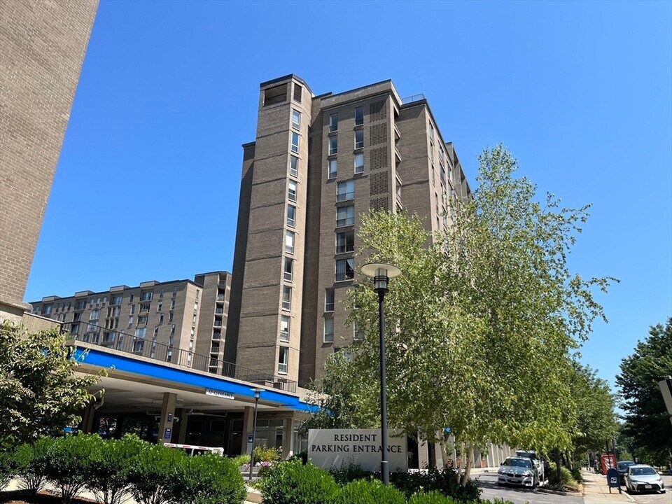 33 Pond Ave in Brookline, MA - Building Photo