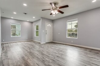 2010 Lamar St in San Antonio, TX - Building Photo - Building Photo