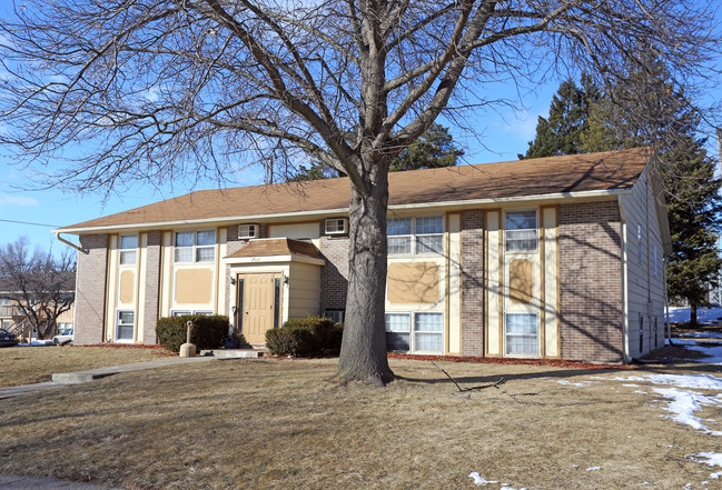 7511 Dennis Dr in Urbandale, IA - Building Photo - Building Photo