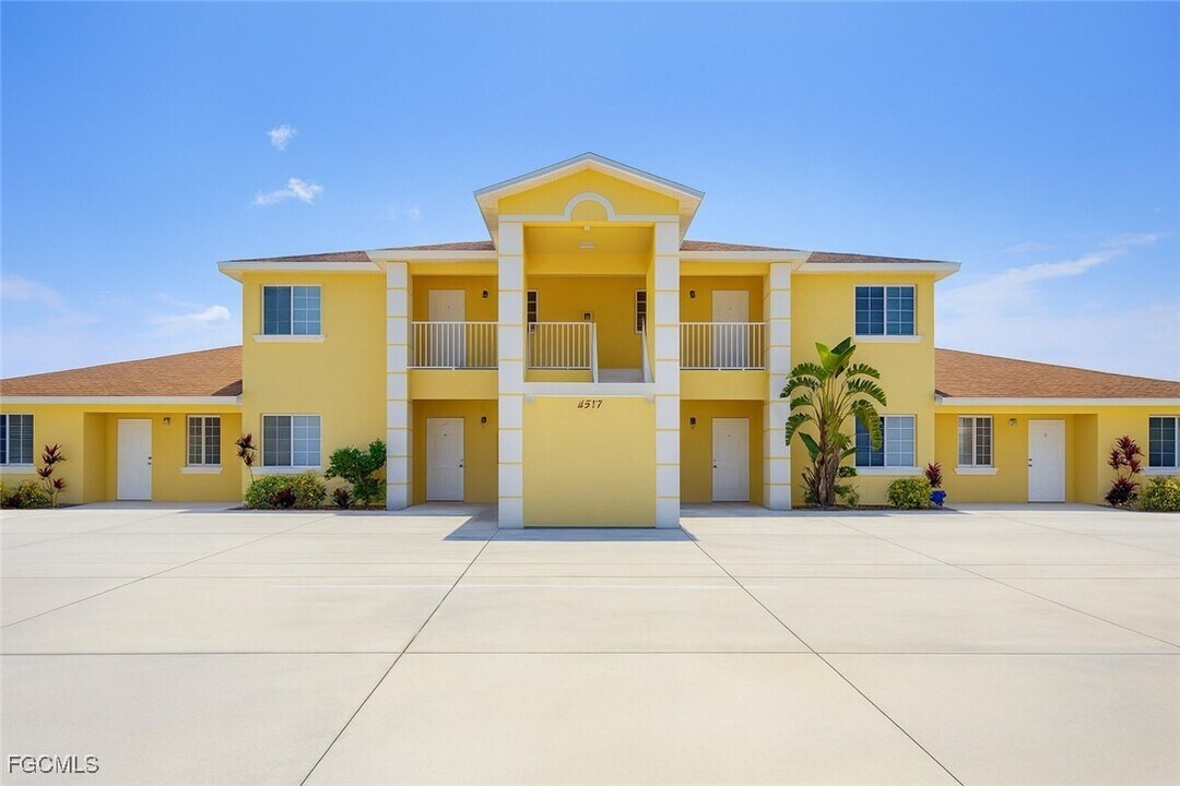 4137 Skyline Blvd in Cape Coral, FL - Foto de edificio