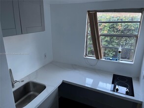 2620 SW 12th St in Miami, FL - Foto de edificio - Building Photo