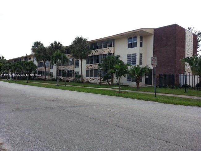 1600 NE 114th St in Miami, FL - Building Photo - Building Photo