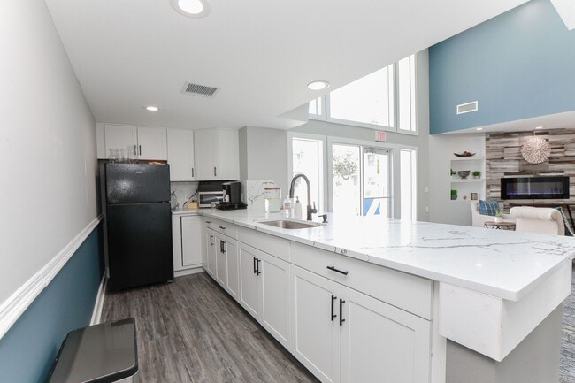 Royal Pointe in Virginia Beach, VA - Building Photo - Building Photo