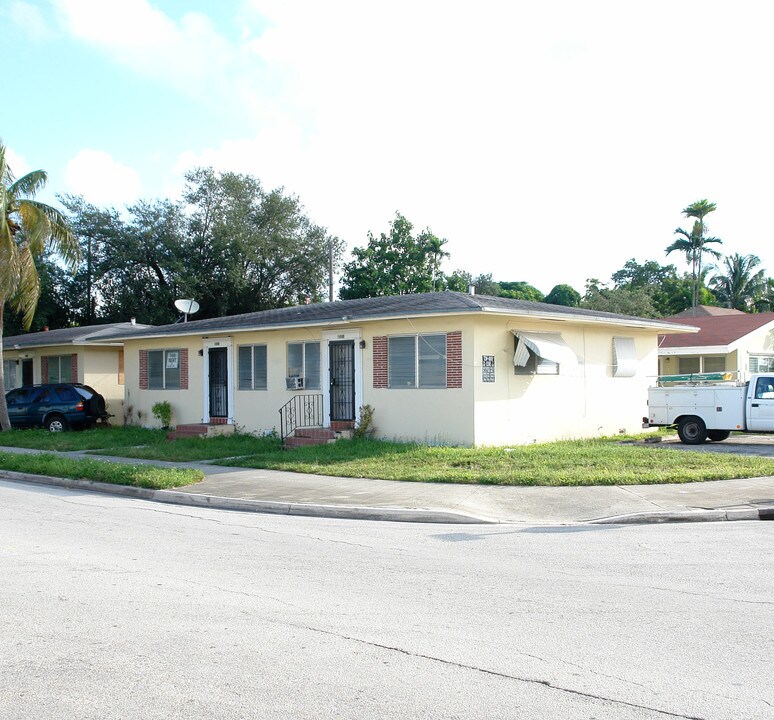 7501-7507 NE 4th Ave in Miami, FL - Foto de edificio