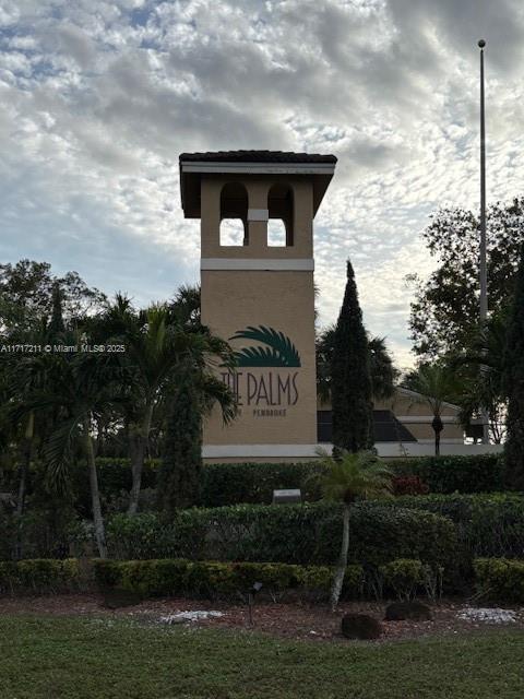 350 Palm Cir W in Pembroke Pines, FL - Building Photo