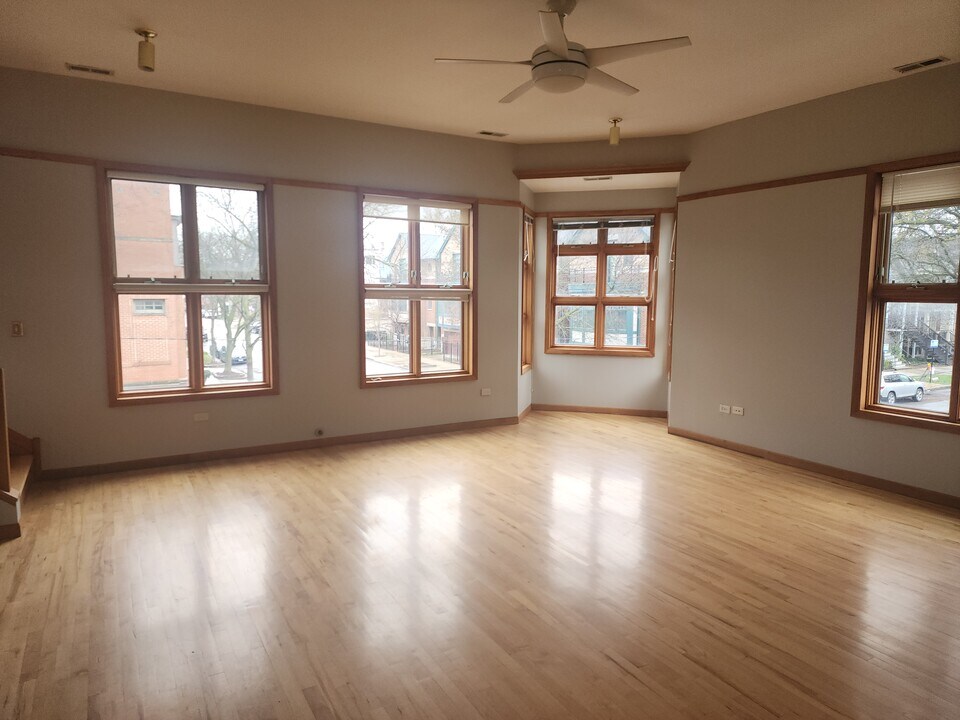 1658 W Barry Ave in Chicago, IL - Building Photo