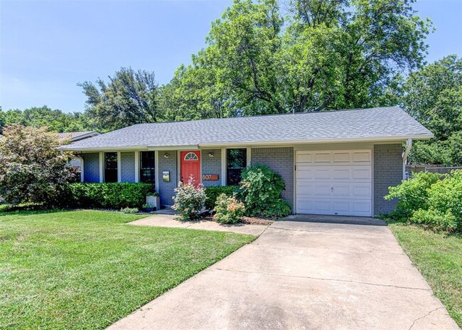 807 Hill Wood Dr in Austin, TX - Building Photo - Building Photo