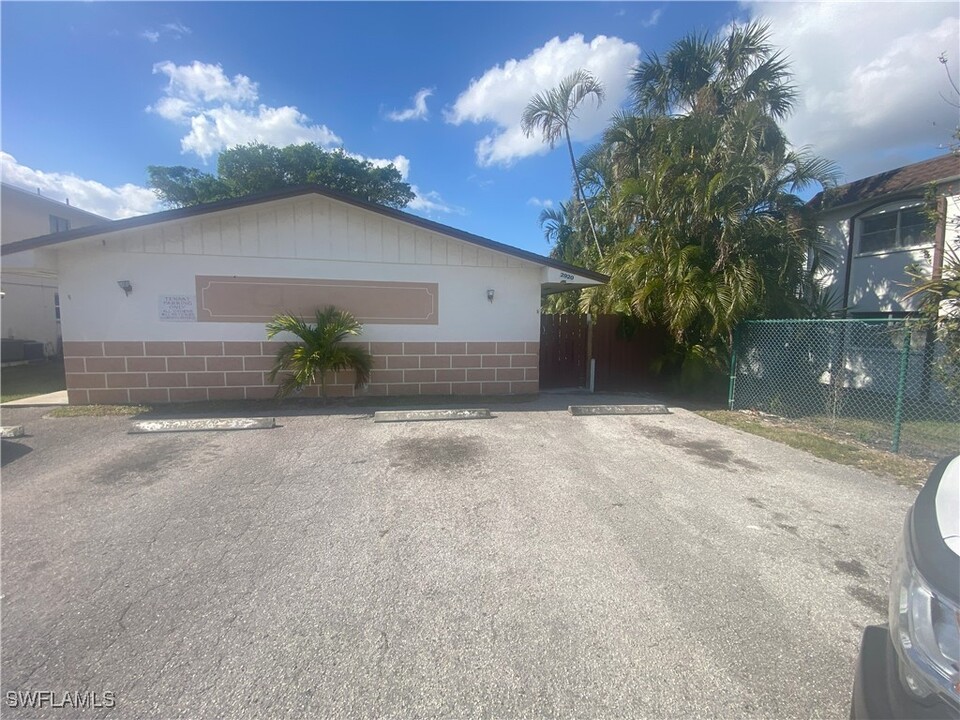 2920 Jackson St in Ft. Myers, FL - Building Photo