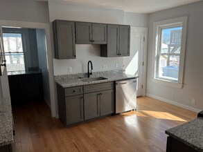 24 Dunlap St, Unit 1 in Salem, MA - Foto de edificio - Building Photo