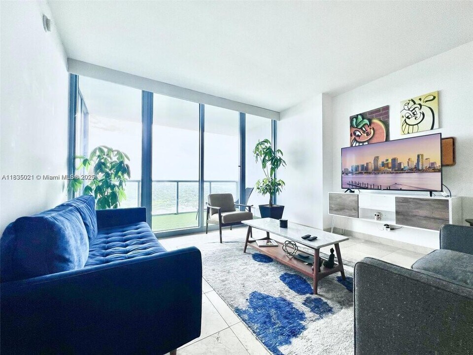 601 NE 36th St in Miami, FL - Building Photo
