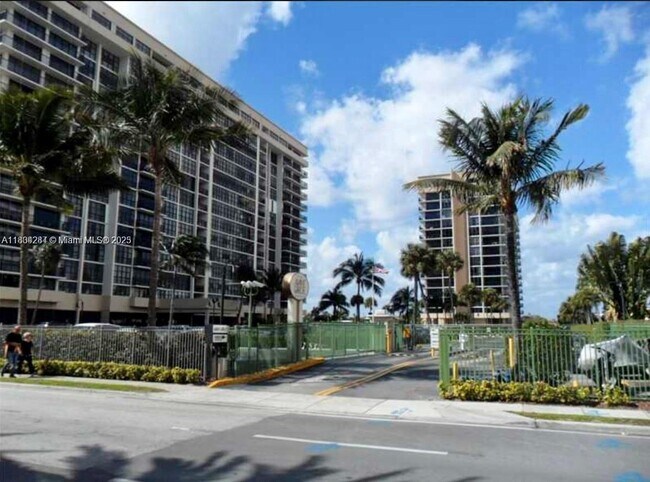 2017 S Ocean Dr in Hallandale Beach, FL - Building Photo - Building Photo