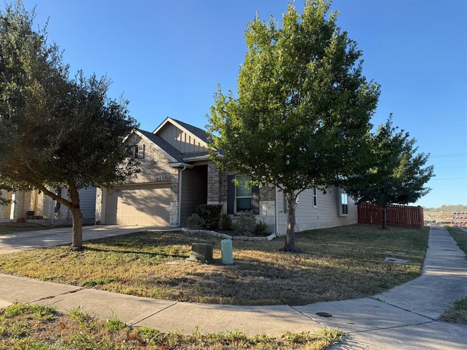 241 Eagle Owl Loop in Leander, TX - Building Photo