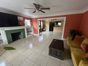 4327 Kenwood Ave, Unit Front House in Los Angeles, CA - Building Photo - Building Photo