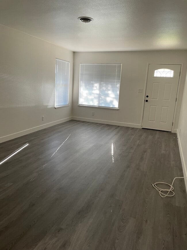 1098 Wayland Ave in Sacramento, CA - Foto de edificio - Building Photo