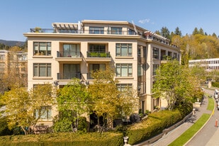 533 Waters Edge Cres in West Vancouver, BC - Building Photo