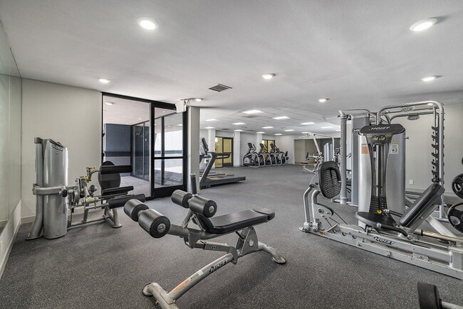 Avondale at Warner Center in Woodland Hills, CA - Foto de edificio - Building Photo