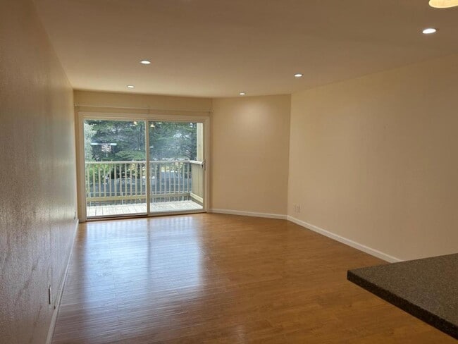 361 Half Moon Ln in Daly City, CA - Building Photo - Building Photo